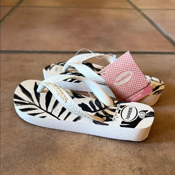 Havaianas Kids Monochrome Leaf Flip Flops - Picture 2 of 2
